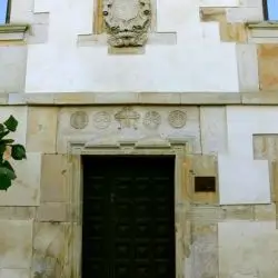 Puerta y escudo