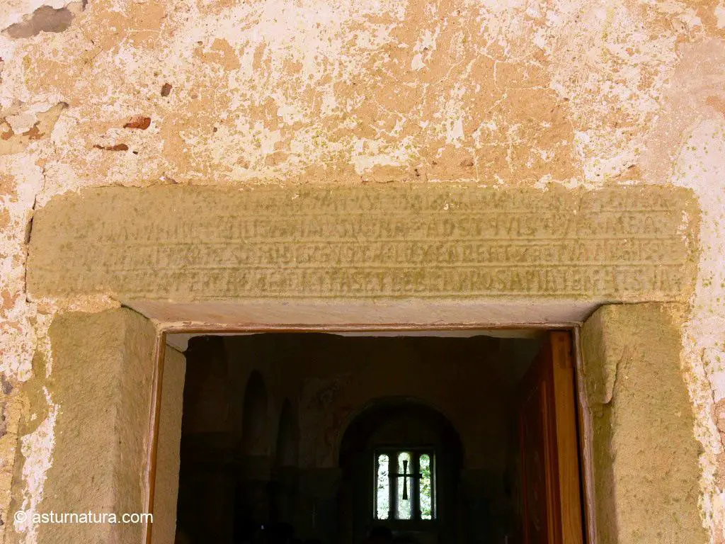 Inscripción de la puerta principal de San Salvador de Valdediós