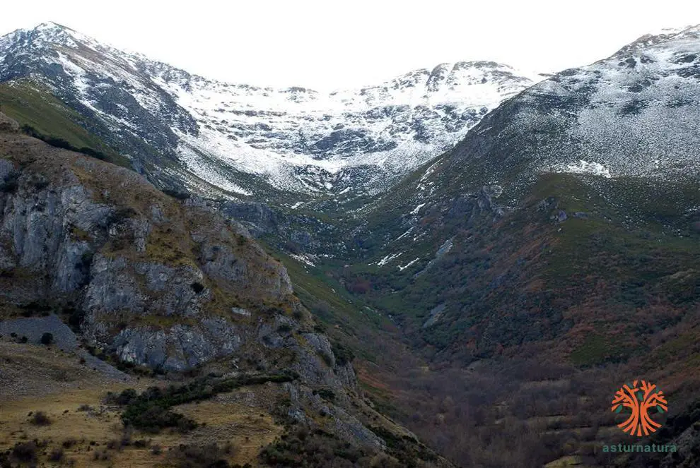Vista del circo y el valle glaciar del Silencio y, en primer término, los crestones calcáreos junto a la localidad de Peñalba de Santiago.
