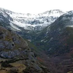 Valles glaciares y crestones calizos en Peñalba de Santiago