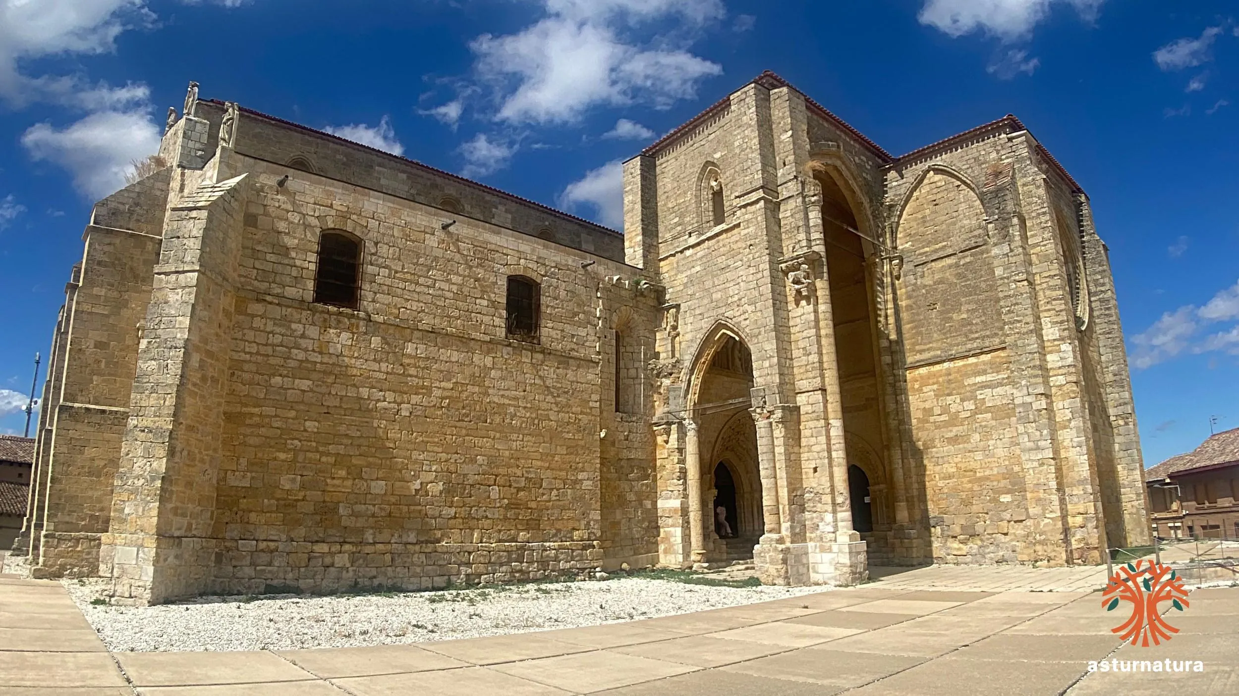 Iglesia de Santa María La Blanca de Villalcázar de Sirga