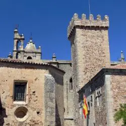 Casa de los Cáceres Ovando o Casa Torre de Cigüeñas